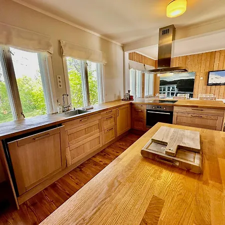 Semesterbostad Waterfront House With Sun Day