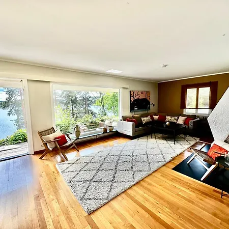 Waterfront House With Sun Day 別荘